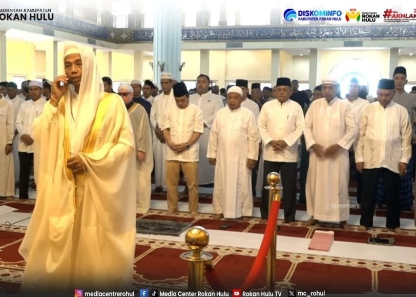 Ribuan umat Muslim memadati Masjid Agung Islamic Center Rokan Hulu untuk salat sunah Hari Raya Iduladha 10 Dzulhijjah 1447 Hijriah