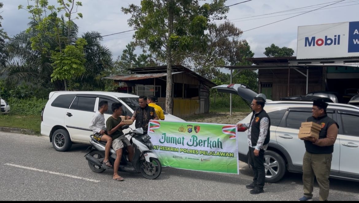 Jumat Berkah Satreskrim Polres Pelalawan, Puluhan Paket Sembako dan Nasi Kotak Dibagikan kepada Warga