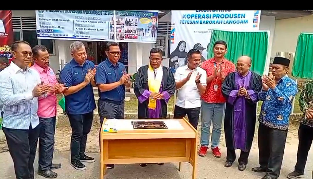 Langgam Semakin Maju, Bupati Zukri Hadiri Peresmian Koperasi dan Wisuda Lansia Serta Penyerahan Bantuan UMKM