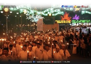 Pawai obor dalam rangka menyambut Hari Raya Idul Fitri 1447 H di Kabupaten Rokan Hulu
