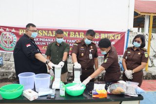 Kejari Rokan Hulu Musnahkan Barang Bukti 78 Perkara yang Sudah Berkekuatan Hukum Tetap